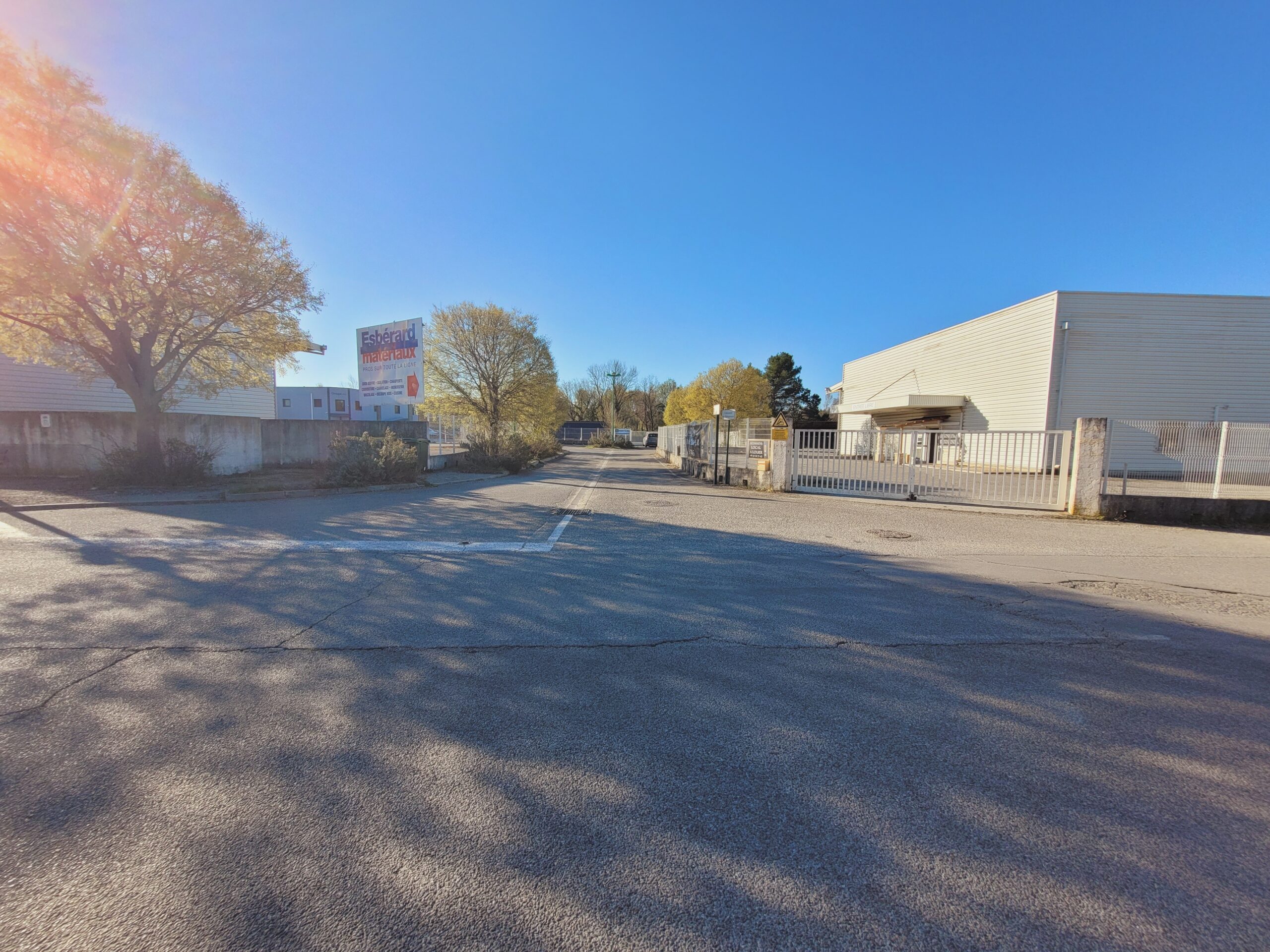 Local 839m² tous commerces – ZAC Le Pas de Menc – Vinon sur Verdon